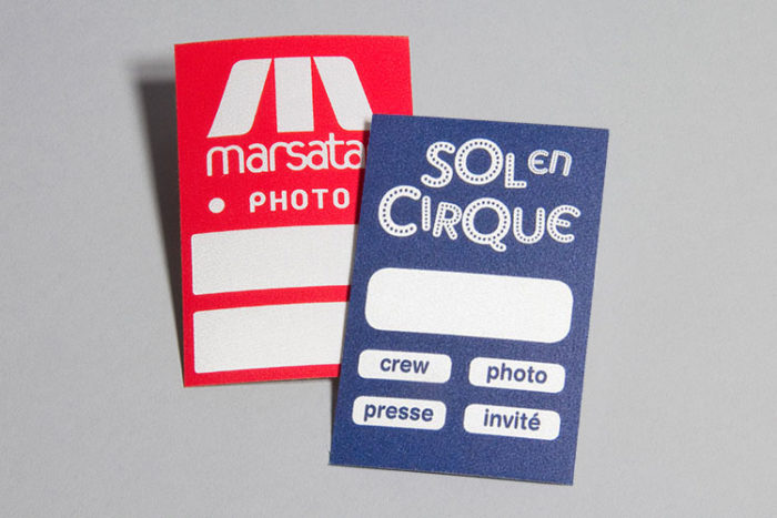 Impression de badges adhésif en tissu sérigraphié - Oscar Productions Nantes billetterie et gestion d'accès sécurisée