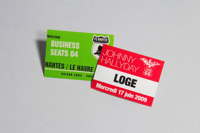 Impression de badges adhésif en tissu sérigraphié - Oscar Productions Nantes billetterie et gestion d'accès sécurisée