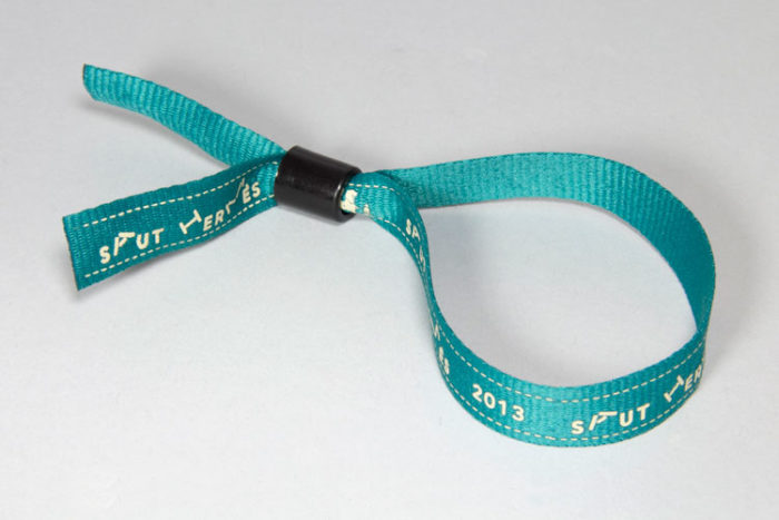 Bracelet en polyester imprimé en sérigraphie 1 couleur fermeture bague plastique - Oscar Productions Nantes billetterie et gestion d'accès sécurisée