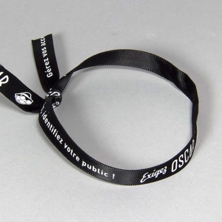 Bracelet en satin noir imprimé en blanc - Oscar Productions Nantes billetterie et gestion d'accès sécurisée
