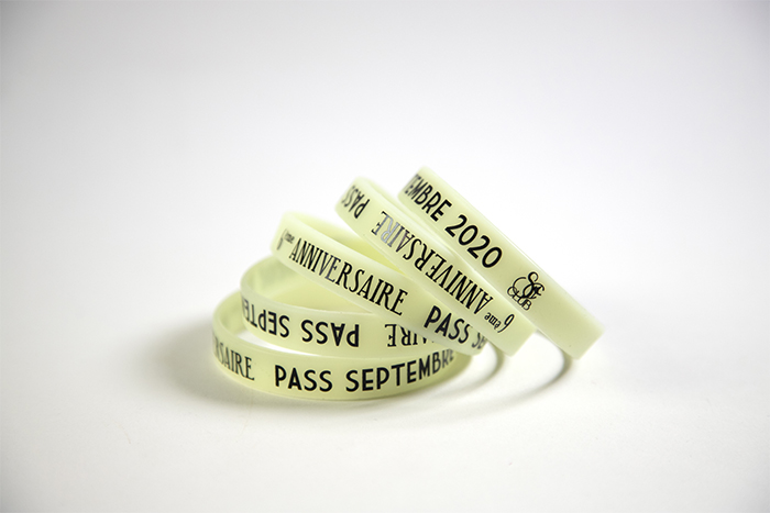 Cinq bracelets silicone phosphorescents pass anniversaire