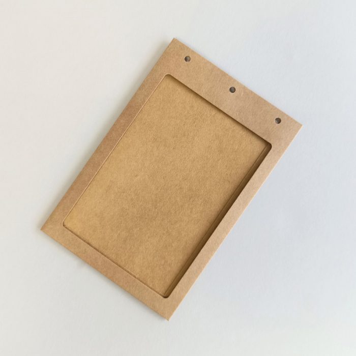 Pochette porte-badge en carton kraft A6 vierge ouverture recto